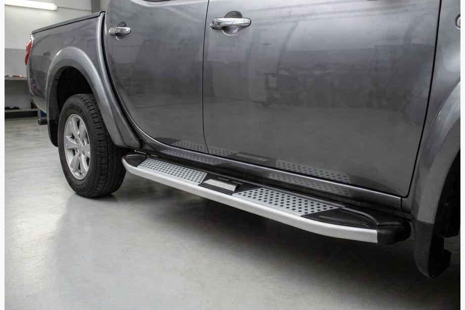 Mitsubishi L200 2006–2015 Mevsim Grey side steps (2 stuks, aluminium) Foto 1