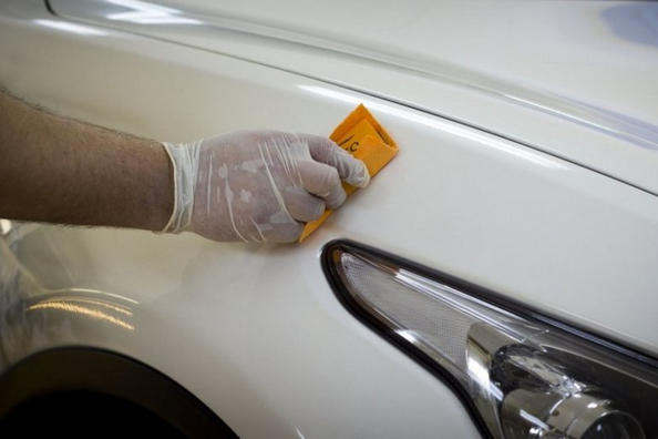 Zo verwijder je tape- en lijmresten van je auto