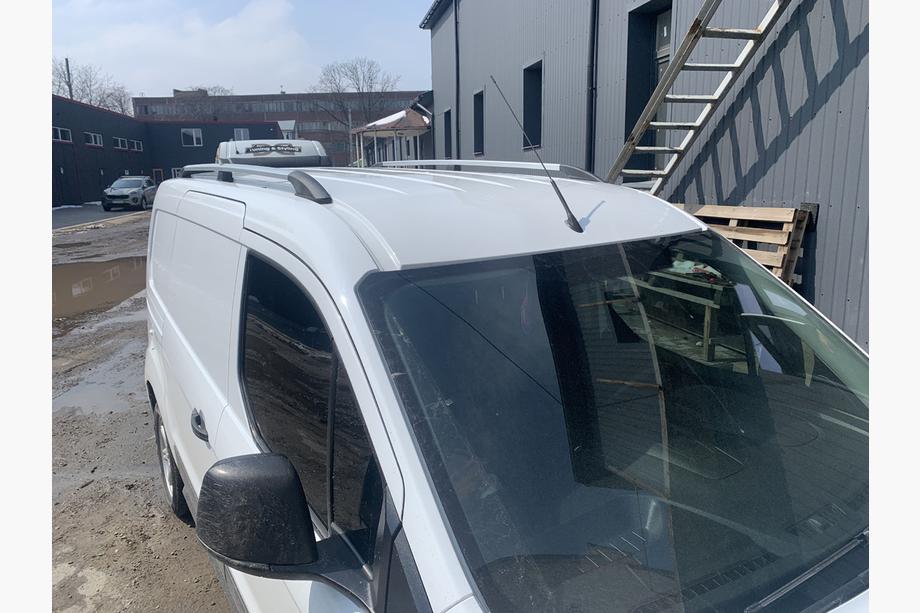 Ford Connect 2014–2021 Dakrails chroom Standaard basis, metalen voeten Foto 5