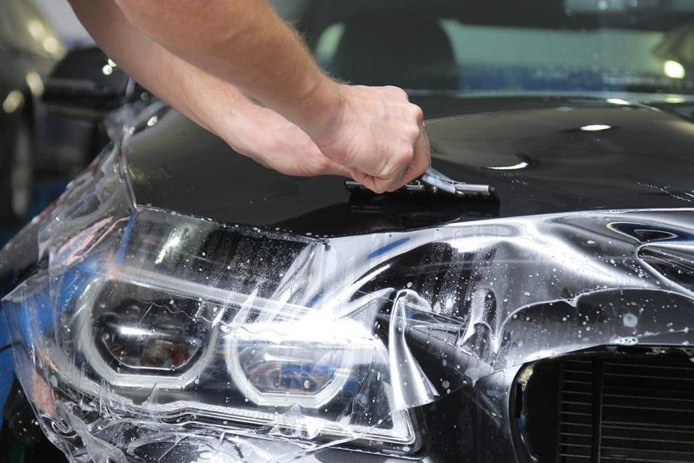 Eigenschappen van de belangrijkste opties om de autocarrosserie tegen kleine schade te beschermen