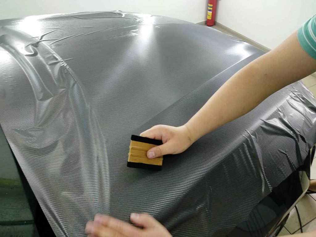 Zo plak je zelf carbonfolie op je auto