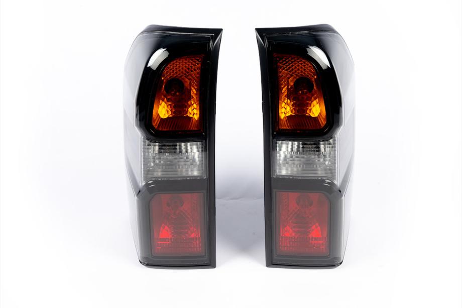 Nissan Patrol Y61 1997–2011 Achterlichten Dark Safari (2004-2008, 2 stuks) Foto 4