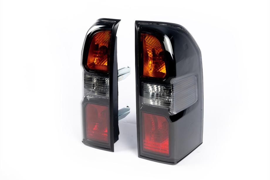 Nissan Patrol Y61 1997–2011 Achterlichten Dark Safari (2004-2008, 2 stuks) Foto 5