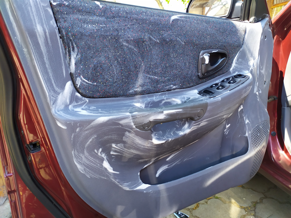 Zo maak je het interieurplastic van je auto snel schoon