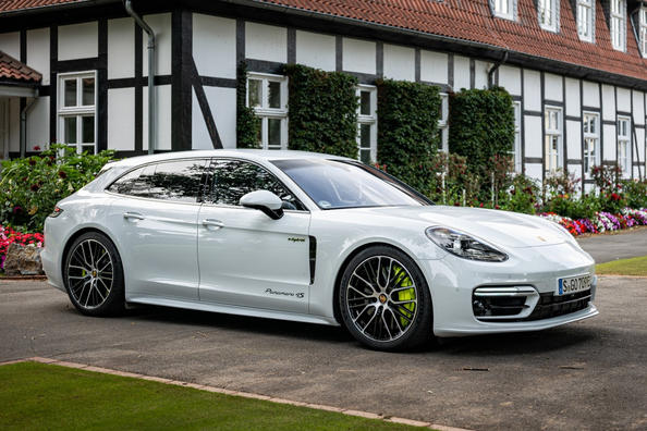 Review van de vierwielaangedreven Porsche Panamera Sport Turismo Foto 2