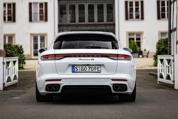 Review van de vierwielaangedreven Porsche Panamera Sport Turismo Foto 4