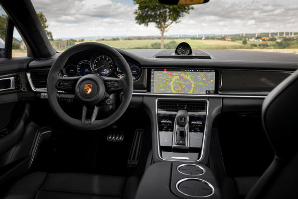 Review van de vierwielaangedreven Porsche Panamera Sport Turismo Foto 10