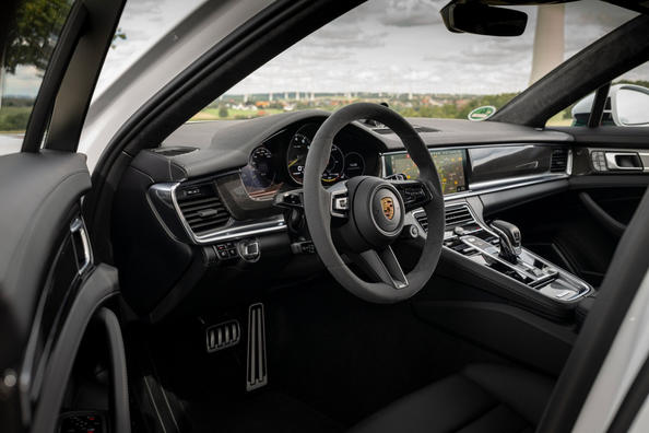 Review van de vierwielaangedreven Porsche Panamera Sport Turismo Foto 9