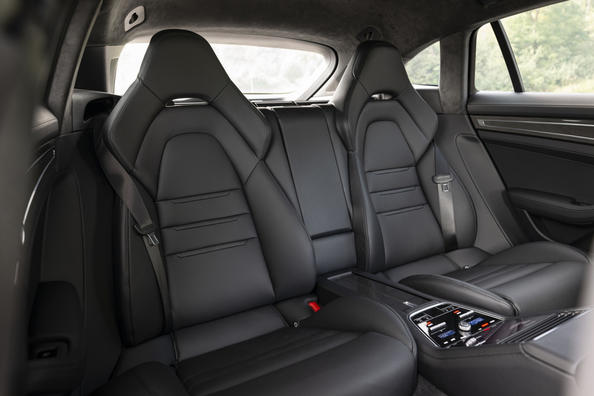 Review van de vierwielaangedreven Porsche Panamera Sport Turismo Foto 11