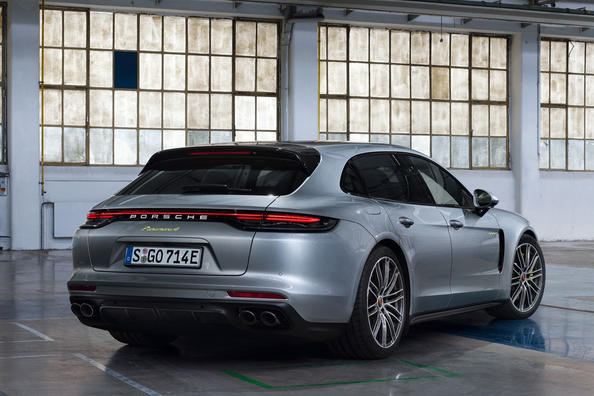 Review van de vierwielaangedreven Porsche Panamera Sport Turismo Foto 6