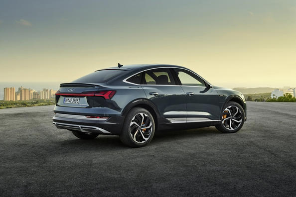 Coupé-achtige elektrische AWD-crossover: Audi e-tron Sportback Foto 5