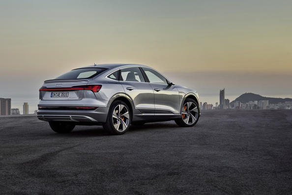 Coupé-achtige elektrische AWD-crossover: Audi e-tron Sportback Foto 4