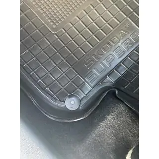 Skoda vloermat bevestigingsclip (groot) foto 4
