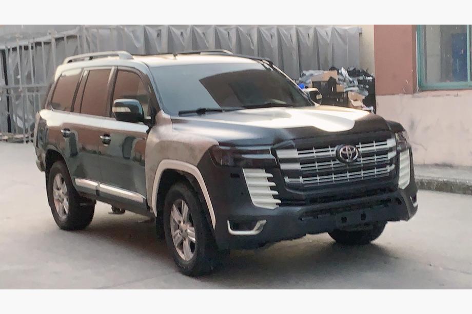 Toyota Land Cruiser 200 2007–2021 Restylingkit voor LC 300 High-Line (V1) Foto 2