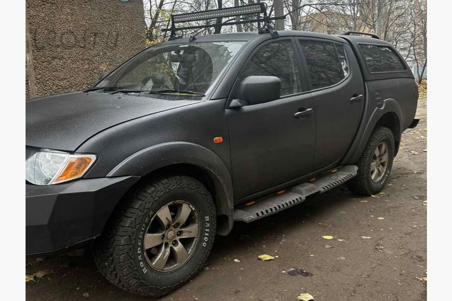 Mitsubishi L200 2015–2024 Dakar V2 side steps met LED (2015-2019, 2 stuks, metaal) Image