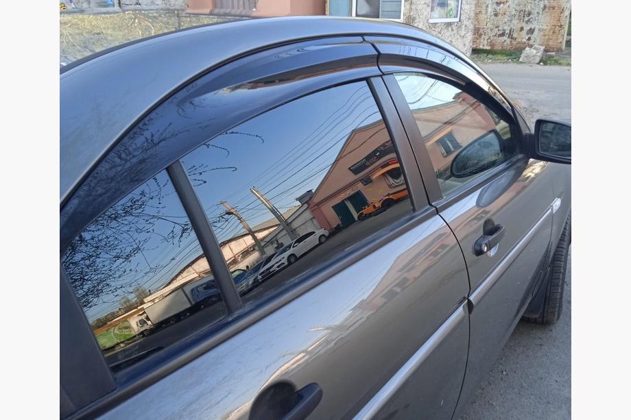 Hyundai Accent 2006–2010 Raamdeflectoren (4 stuks, Sunplex Sport) Foto 5