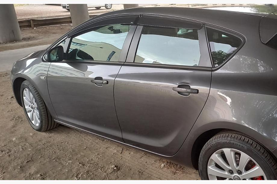 Opel Astra J 2009–2015 Raamloze winddeflectoren HB/SD (4 stuks, Sunplex Sport) Foto 1