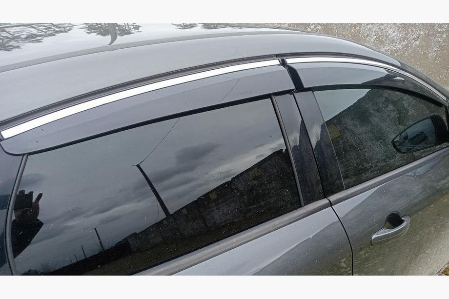 Ford Focus III 2011–2017 Raamwindschermen met chroomstrip HB/Sedan (4 stuks, Sunplex Chrome) Image