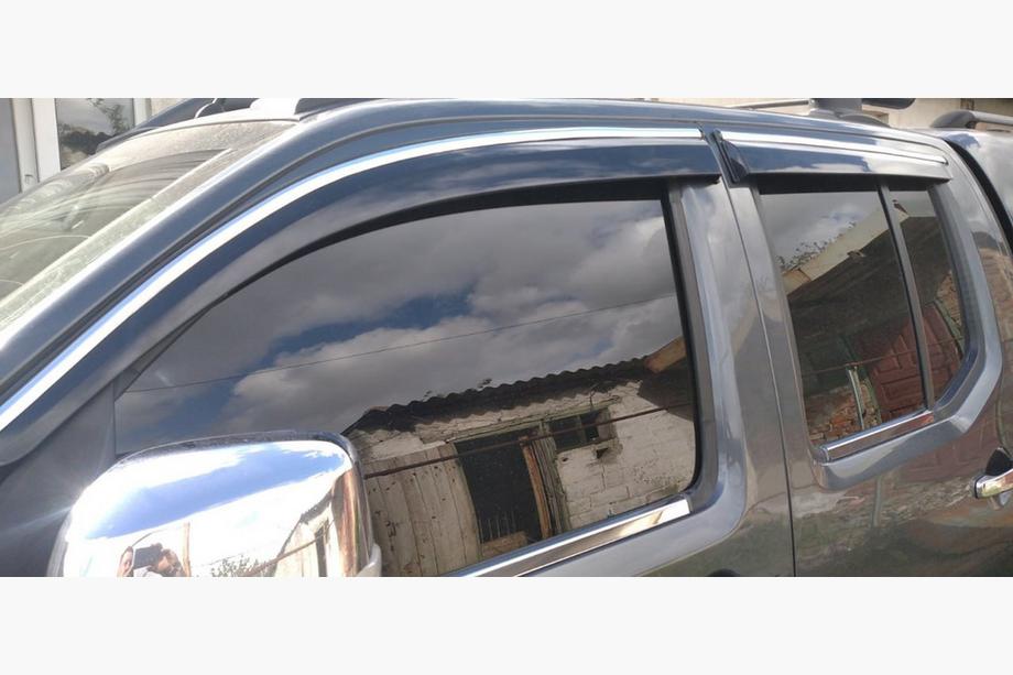 Nissan Navara 2006–2015 Raamdeflectoren met chromen sierlijst (4 stuks, Sunplex Chrome) Foto 2