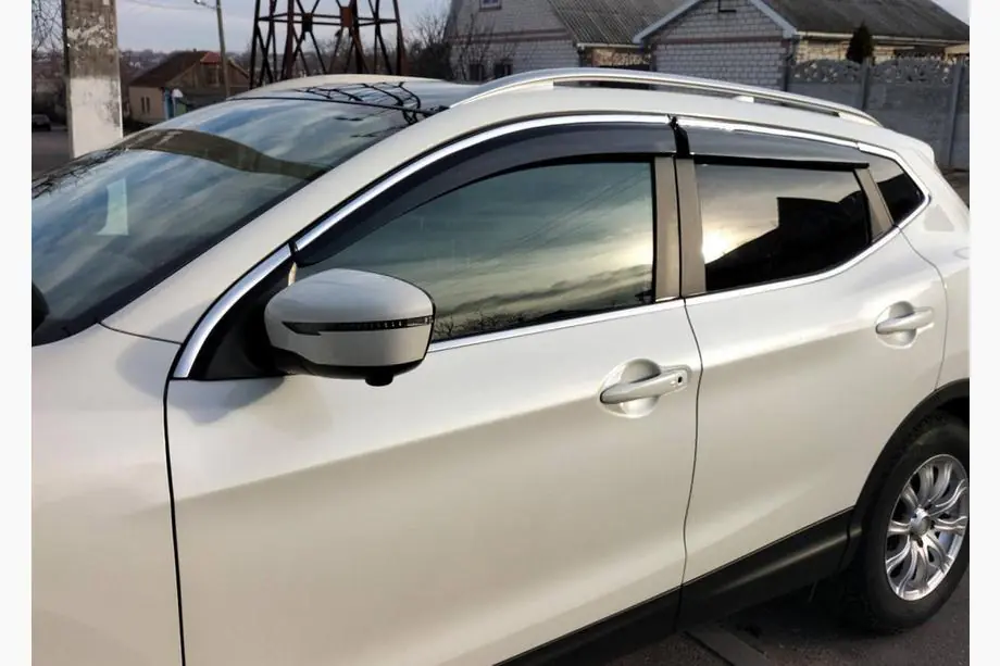 Nissan Qashqai 2014–2021 Raamdeflectoren met chromen sierlijst (4 stuks, Sunplex Chrome) Image