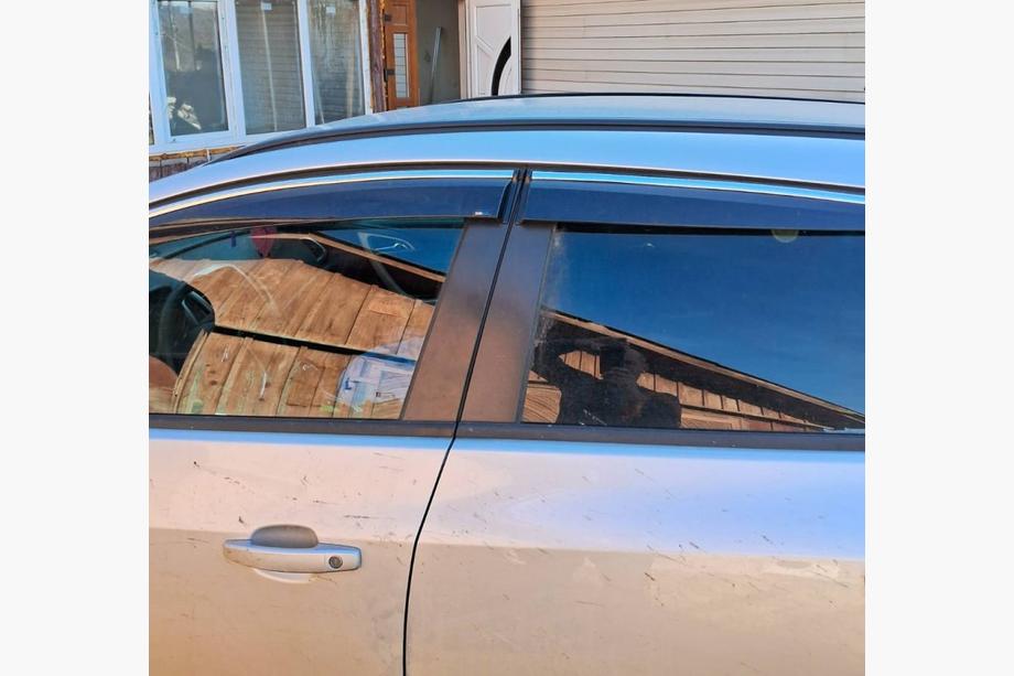 Opel Astra J 2009–2015 Raamwinddeflectoren met chromen strip HB/SD (4 stuks, Sunplex Chrome) Image