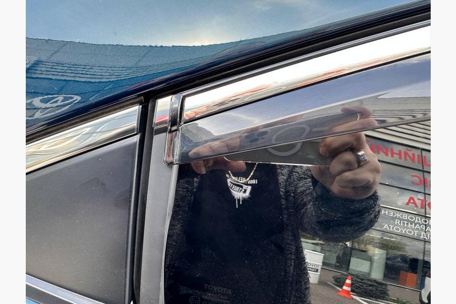 Toyota Corolla 2019– Raamdeflectoren met chromen sierlijst (4 stuks, Sunplex Chrome) Foto 3