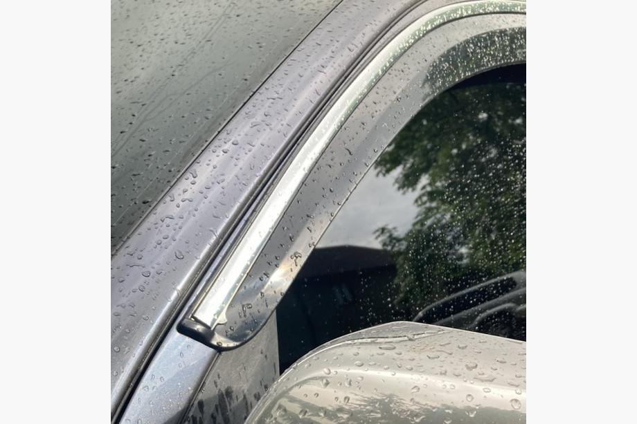 Toyota Hilux 2006–2015 Raamdeflectoren met chromen sierlijst (4 stuks, Sunplex Chrome) Image