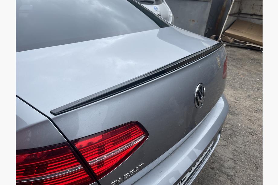Volkswagen Passat B8 2015–2023 LIP-spoiler (Sunplex, zwart) (115,8 cm x 6,3 cm) Foto 1