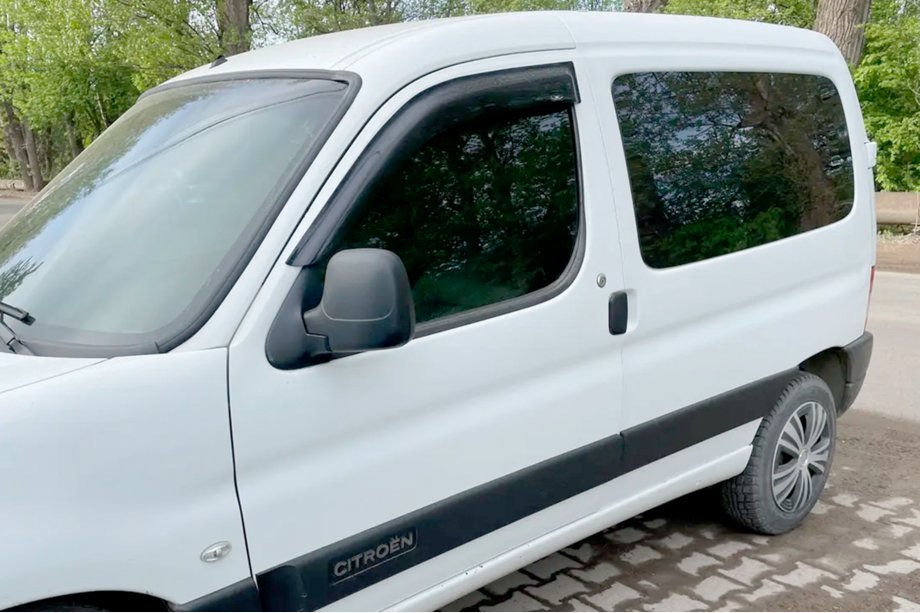 Peugeot Partner 1996–2008 Raamwindschermen 11 cm (2 stuks, HIC) Image