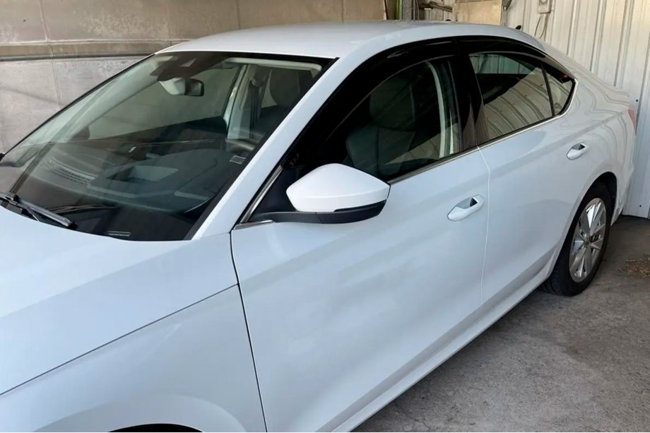 Skoda Octavia IV A8 2020– Raamwinddeflectoren Liftback (4 stuks, HIC) Foto 1
