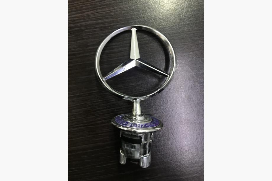 Mercedes S-class W140 1991–1998 AFPRIJZING! Kruisvizier-embleem (met opschrift) Image