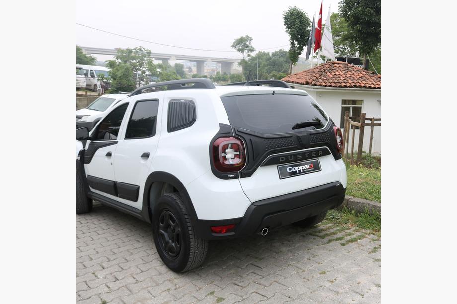 Dacia Duster 2018–2024 Kunststof sierlijst voor kofferklep (3-delig) Foto 3