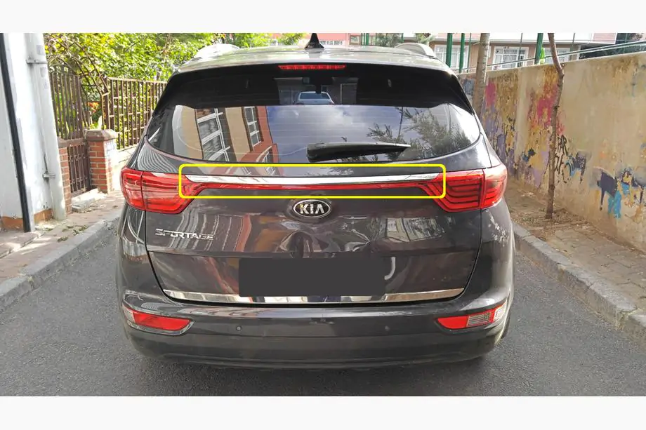 Kia Sportage 2015–2021 Chromen sierlijst boven kenteken (2019-2021, RVS) Image